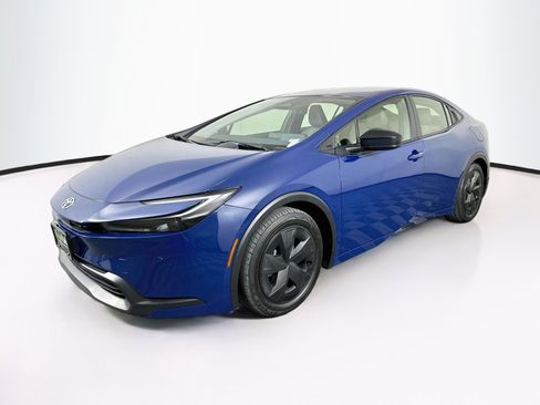 Used 2025 Toyota Prius LE FWD image 3