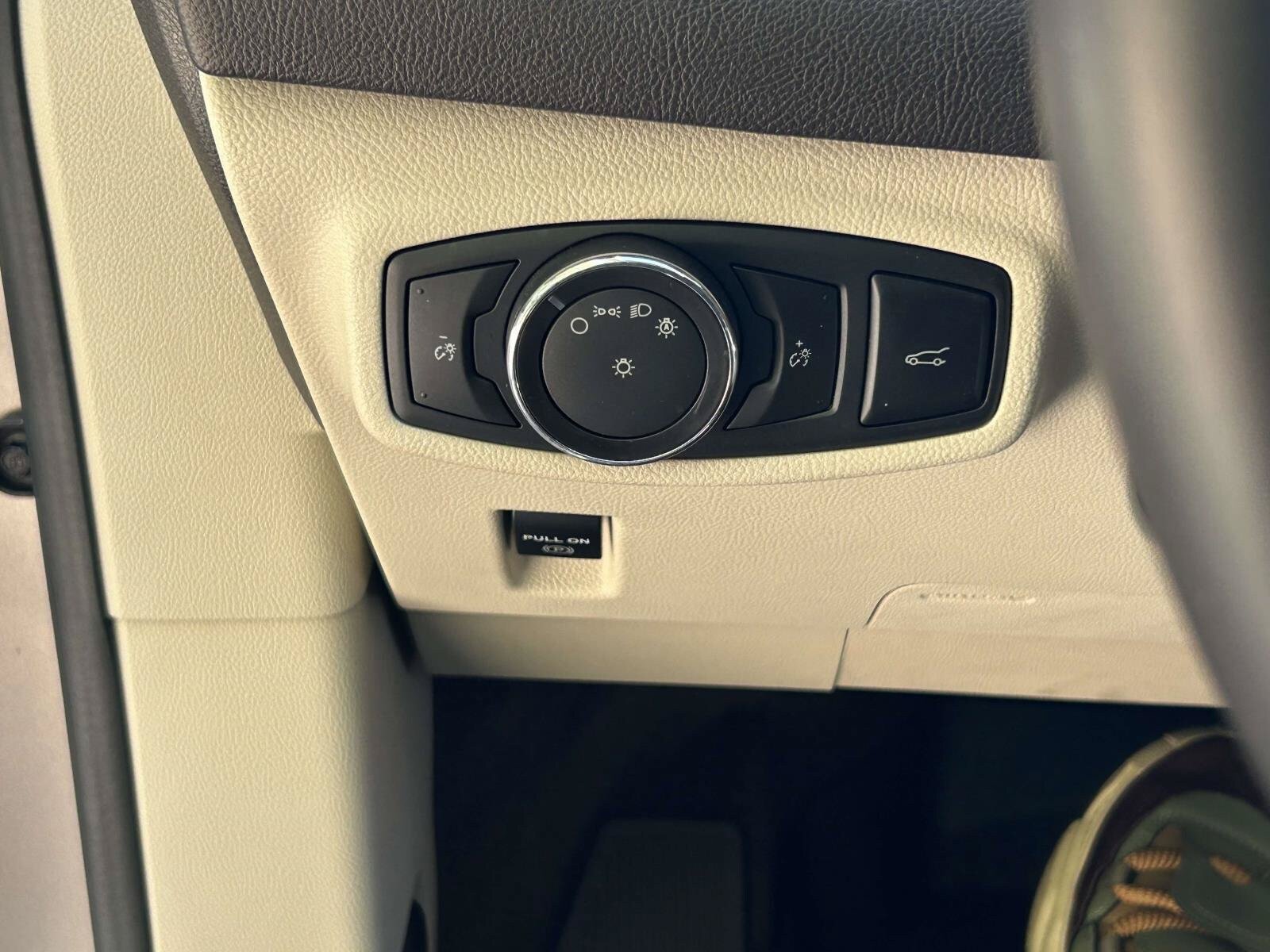 Used 2018 Lincoln MKC Select w/ Select Plus Package FWD image 29