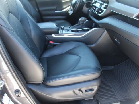 Used 2022 Toyota Highlander Platinum AWD/4WD image 22