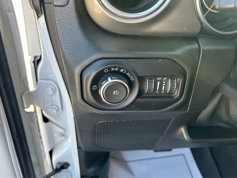 Used 2018 Jeep Wrangler Unlimited Sahara w/ Uconnect 4C Nav & Sound Group AWD/4WD image 18