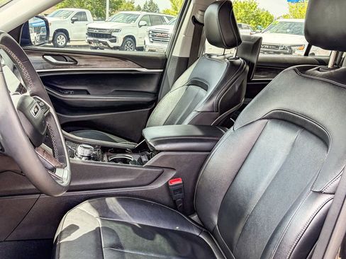 Used 2023 Jeep Grand Cherokee L Limited w/ Luxury Tech Group II image 9