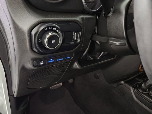 Used 2023 Jeep Wrangler Unlimited Sahara AWD/4WD image 24