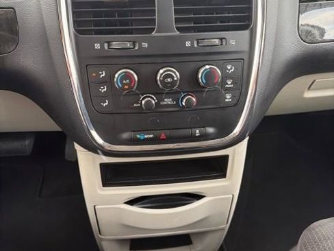 Used 2018 Dodge Grand Caravan SE w/ UConnect Hands-Free Group image 17