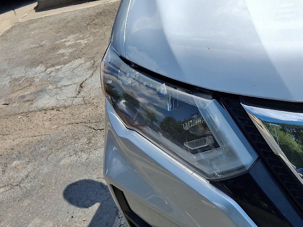 Used 2018 Nissan Rogue SV w/ Premium Package FWD image 3