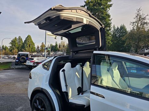 Used 2023 Tesla Model X image 23