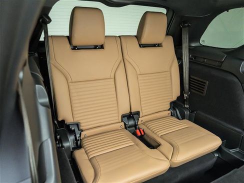 New 2026 Land Rover Discovery Limited Edition AWD/4WD image 18