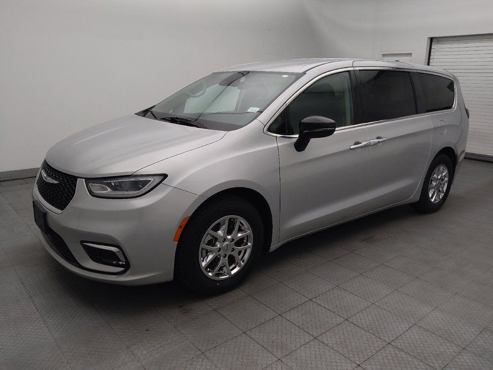 Used 2024 Chrysler Pacifica Touring-L FWD image 2