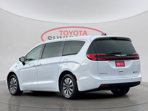 Used 2024 Chrysler Pacifica Select image 7