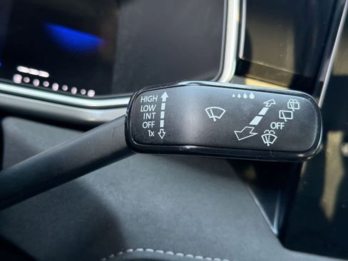 Used 2025 Volkswagen Taos SE image 27