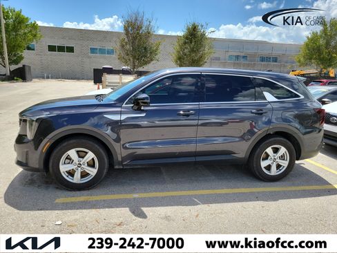 Used 2025 Kia Sorento LX FWD image 6