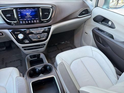 Used 2017 Chrysler Pacifica Touring-L Plus w/ Advanced Safetytec Group FWD image 25