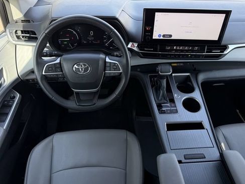 Used 2025 Toyota Sienna XLE FWD image 23