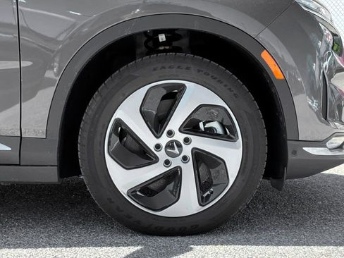 New 2025 VinFast VF 8 Eco image 9