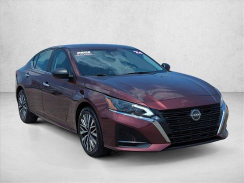Used 2024 Nissan Altima 2.5 SV FWD image 3