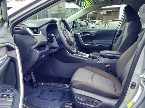 Used 2025 Toyota RAV4 XLE AWD/4WD image 2