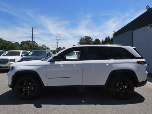 Used 2023 Jeep Grand Cherokee Altitude AWD/4WD image 9