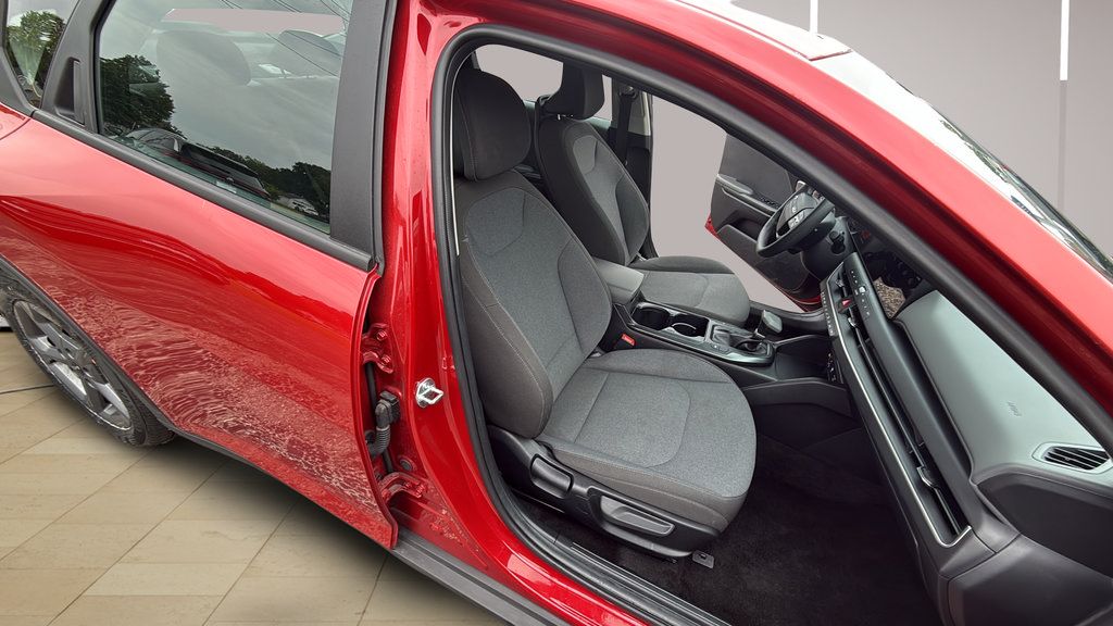 Used 2025 Kia K4 FWD image 32