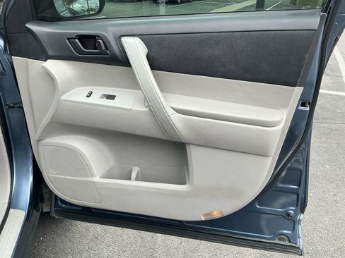 Used 2013 Toyota Highlander 4WD w/ Cold Weather Pkg image 16