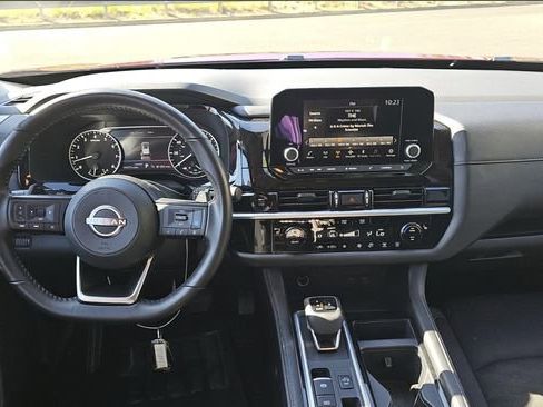 Used 2025 Nissan Pathfinder SV image 10