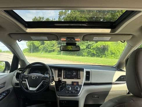 Used 2019 Toyota Sienna XLE FWD image 14