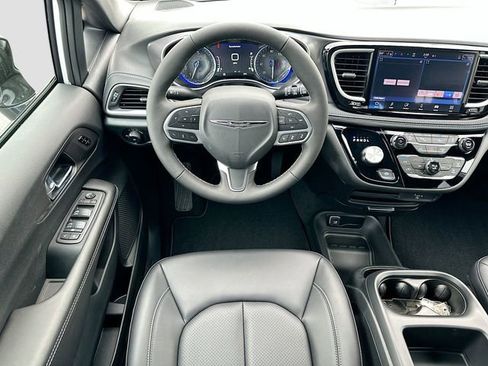 New 2026 Chrysler Pacifica Select image 15