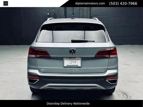 Used 2022 Volkswagen Taos SE w/ Panoramic Sunroof Package FWD image 6