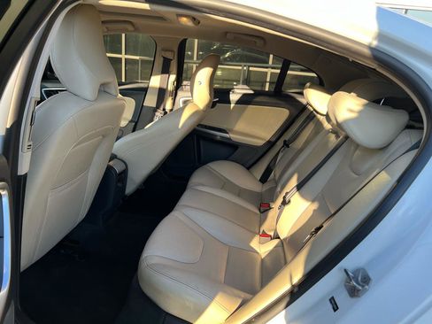 Used 2018 Volvo S60 T5 Inscription image 12