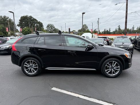 Used 2018 Volvo V60 T5 Cross Country w/ Convenience Package image 8