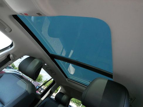 Certified 2023 Volkswagen Tiguan SE w/ Panoramic Sunroof Package AWD/4WD image 32