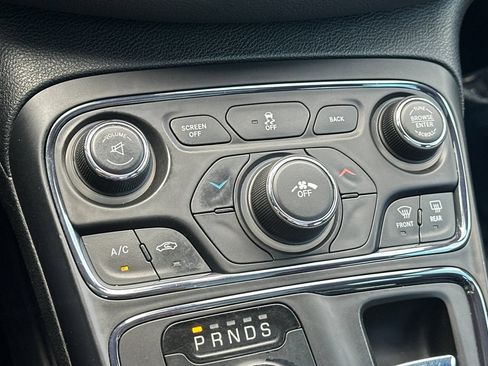 Used 2015 Chrysler 200 S FWD image 19