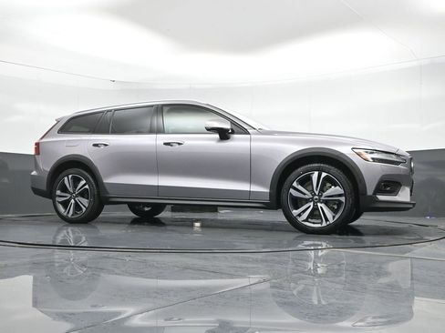 New 2026 Volvo V60 B5 Cross Country Plus w/ Climate Package AWD/4WD image 40