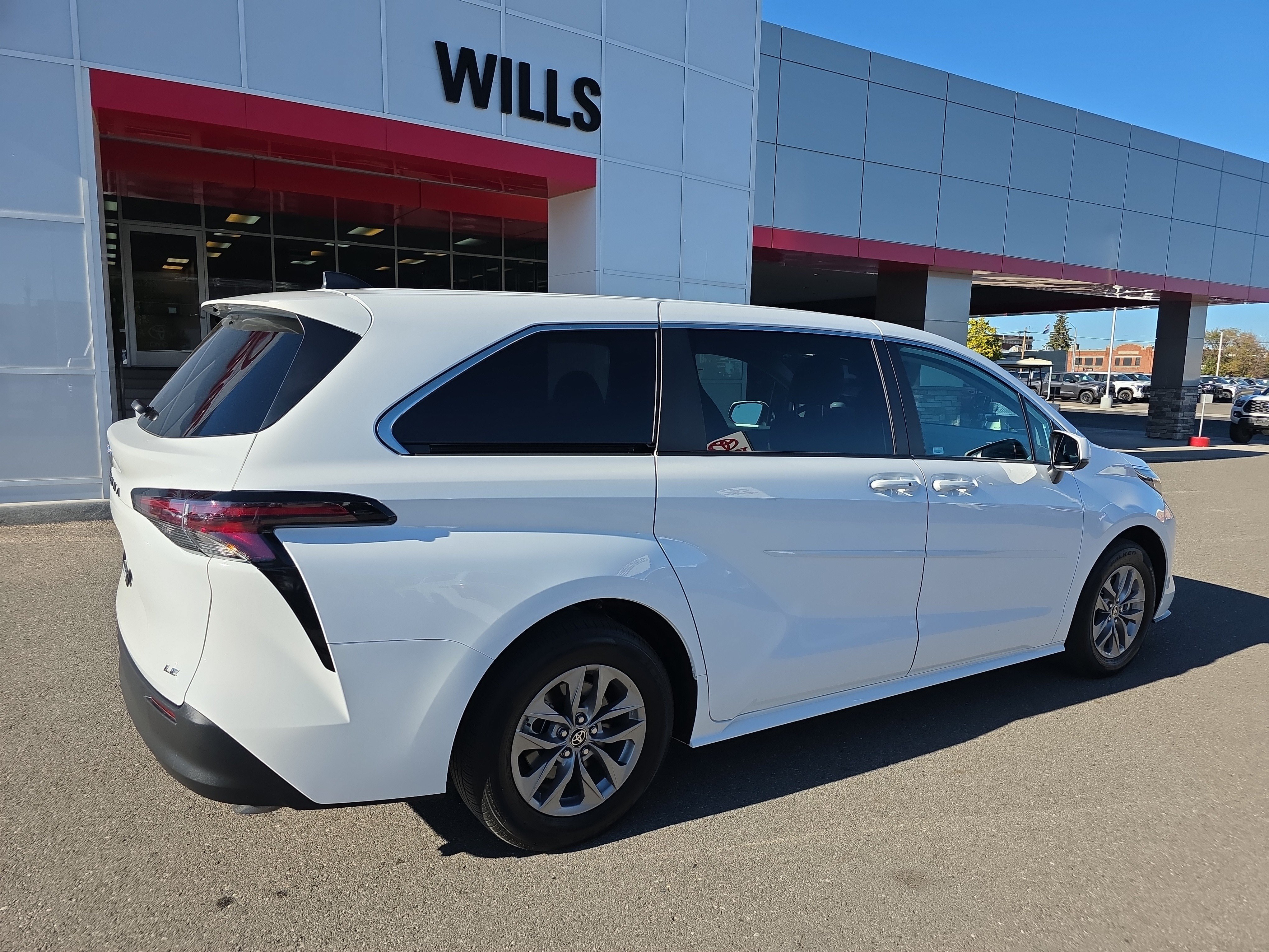 Used 2025 Toyota Sienna LE AWD/4WD image 8