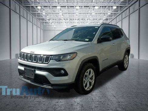 Used 2024 Jeep Compass Latitude AWD/4WD image 3