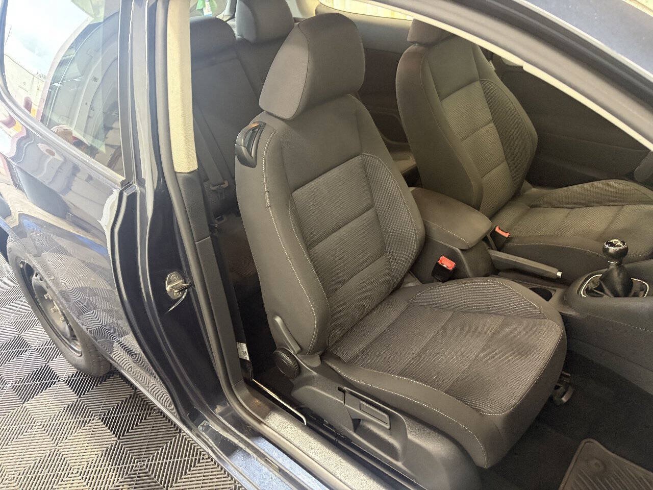 Used 2013 Volkswagen Golf 2-Door FWD image 17