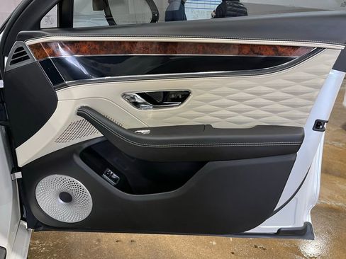 Used 2022 Bentley Flying Spur V8 image 33