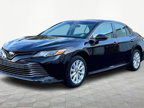 Used 2018 Toyota Camry LE image 3