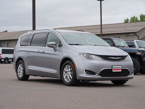 Used 2020 Chrysler Pacifica Touring-L FWD image 1