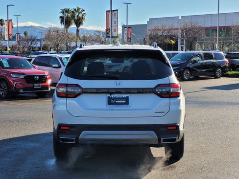 New 2025 Honda Pilot Touring image 6