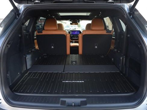 New 2026 Toyota Highlander Platinum image 9