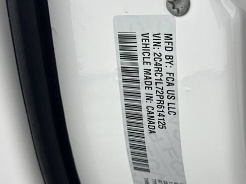 Used 2023 Chrysler Pacifica Touring-L FWD image 37