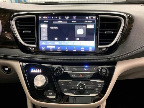 Used 2023 Chrysler Pacifica Limited FWD image 32