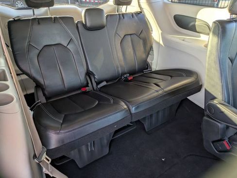 Used 2022 Chrysler Pacifica Touring-L image 27