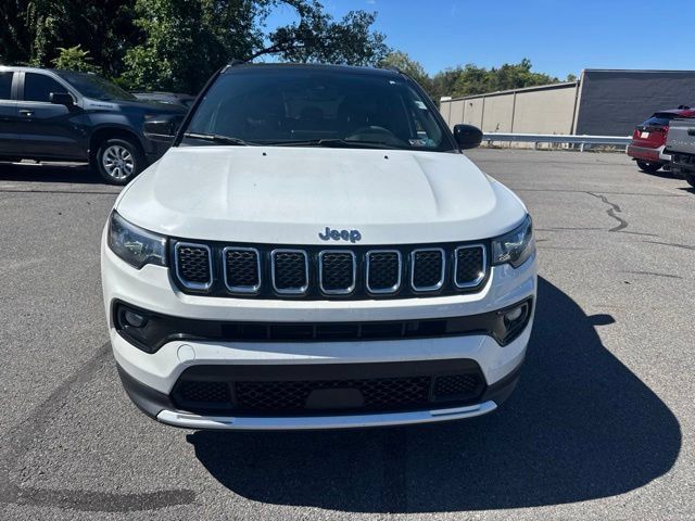 Used 2023 Jeep Compass Limited AWD/4WD image 2