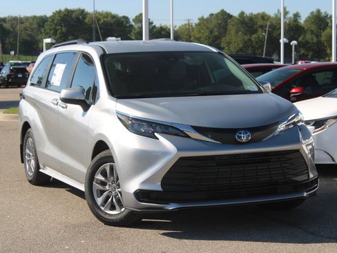 Used 2025 Toyota Sienna LE image 25