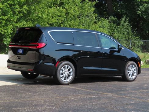 New 2027 Chrysler Pacifica Select w/ Family Tech Group AWD/4WD image 3