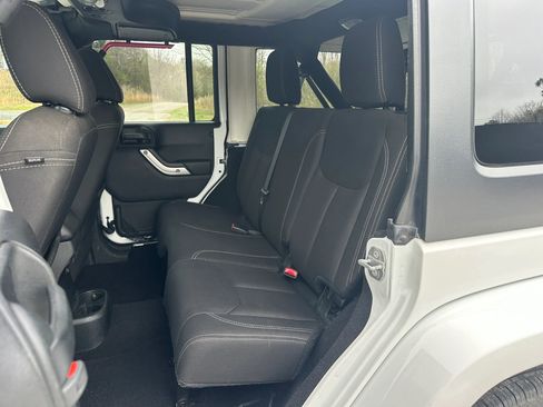 Used 2018 Jeep Wrangler Unlimited Sahara w/ Connectivity Group image 11