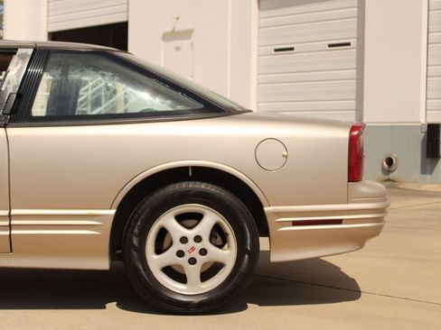 Used 1997 Oldsmobile Cutlass Supreme SL FWD image 29