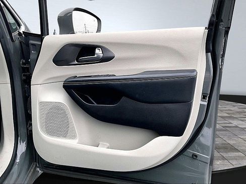 Used 2022 Chrysler Pacifica Touring-L w/ Uconnect Theater Family Group image 24