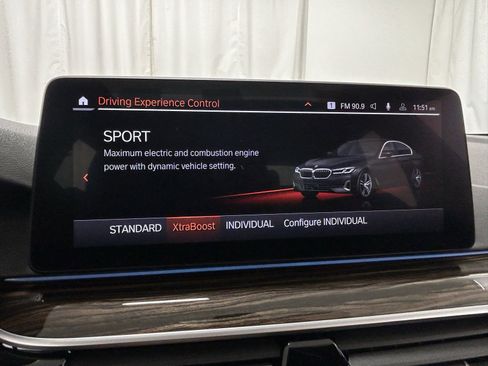 Used 2023 BMW 530e xDrive w/ Premium Package image 17