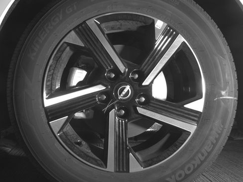 Used 2025 Nissan Sentra SV FWD image 12